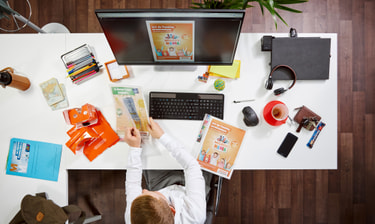Stagiaire MarKom sur le lieu de travail Stagiaire MarKom sur le lieu de travail